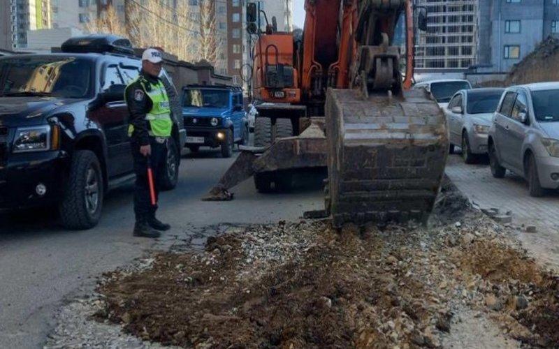 Зайсан тойруугийн замыг хааж, эвдрэлийг засч байна