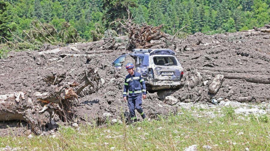 Хөрс нурсны улмаас Гүржэд сувиллын газар бүрэн сүйрчээ