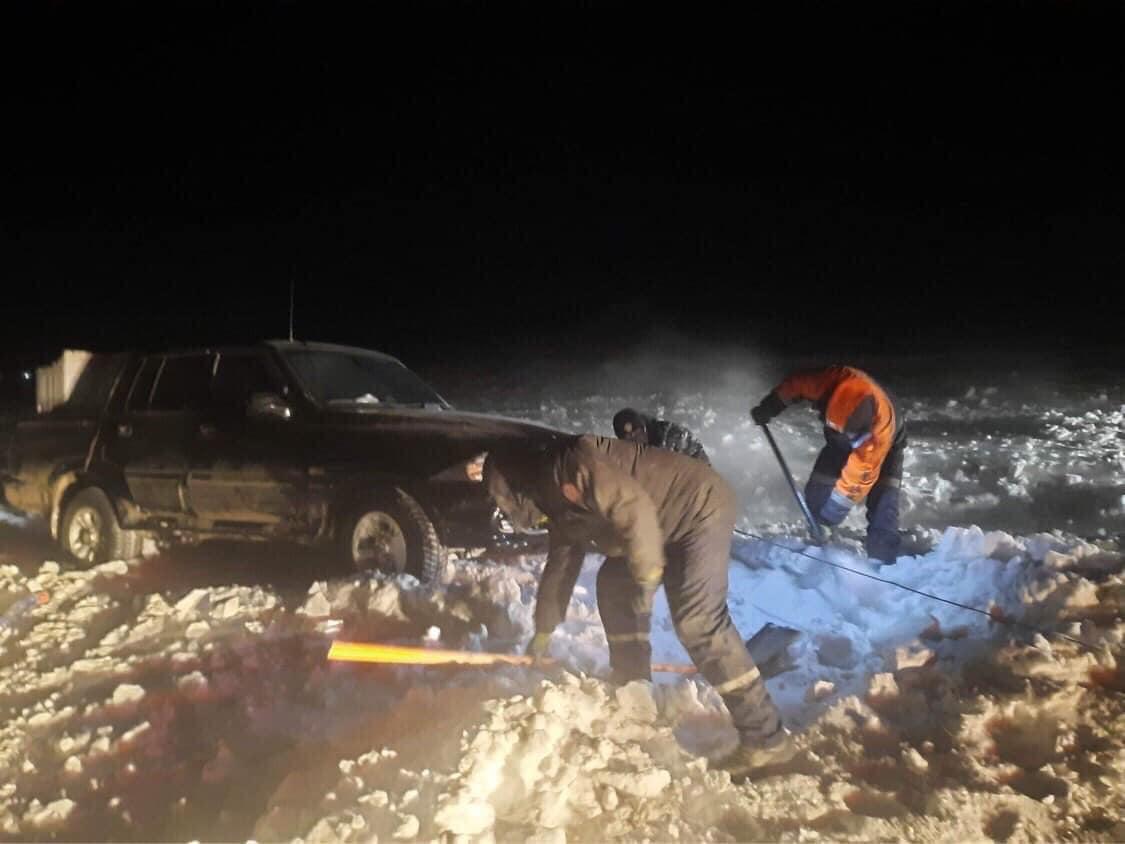 Цасанд суусан 38 зорчигчтой, 11 автомашиныг татан гаргалаа