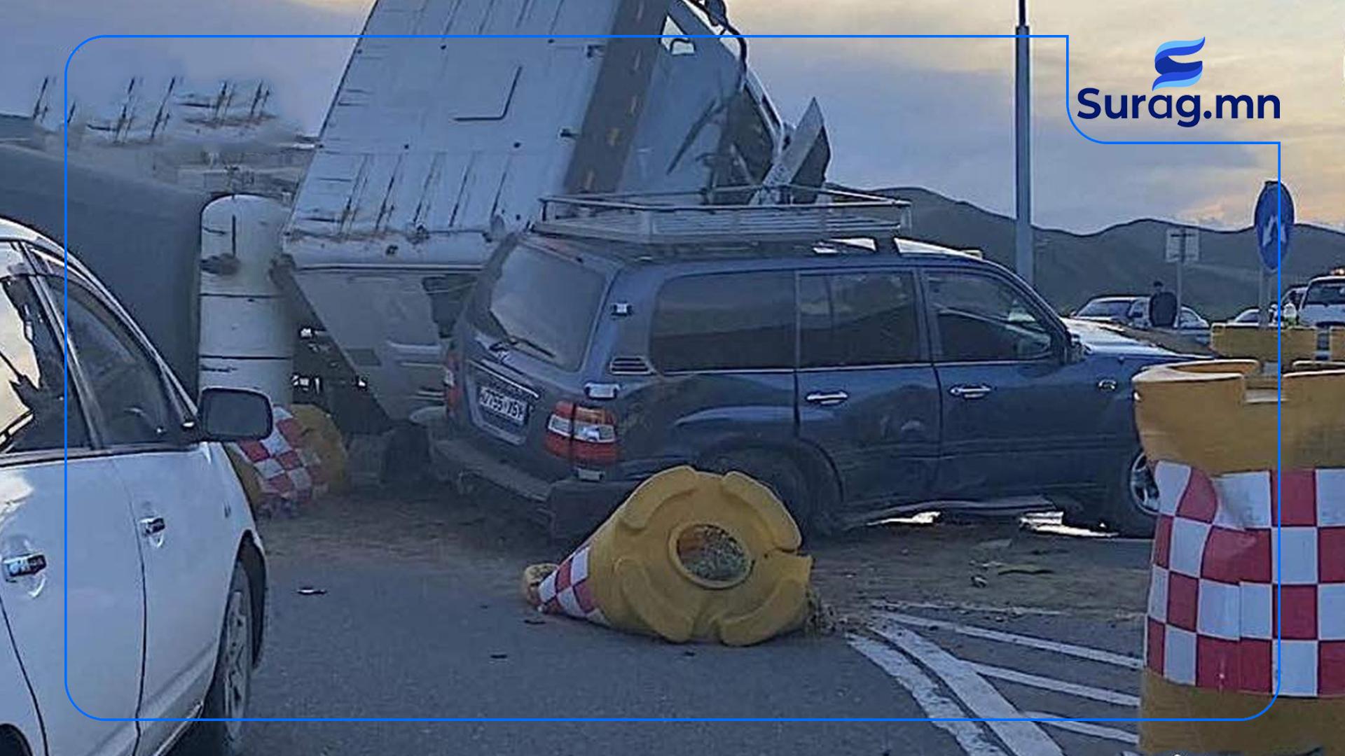 Том оврын ачааны машин суудлын автомашинтай мөргөлдсөний улмаас хоёр хүүхэд нас баржээ