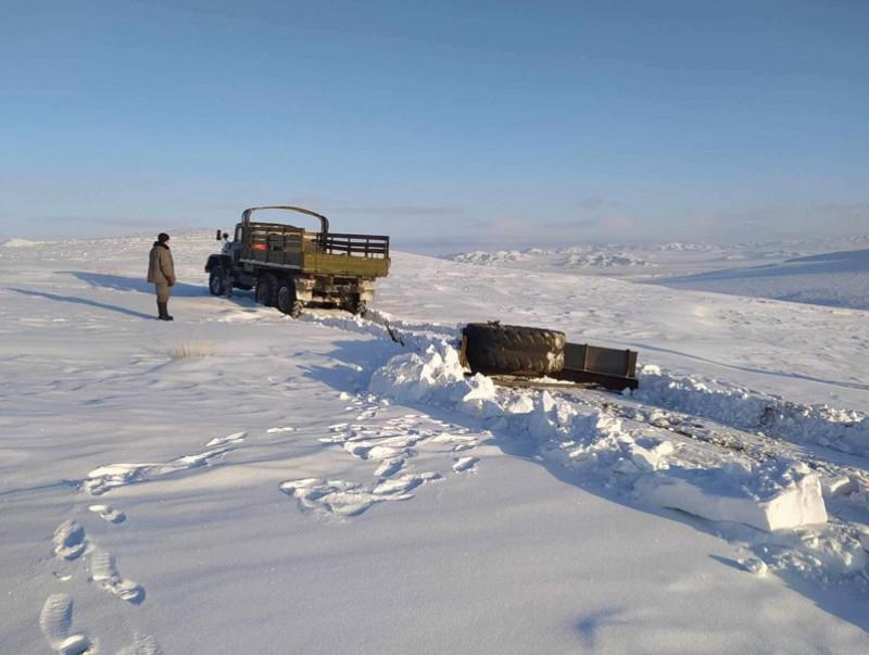 Өвөлжилт хүндэрсэн Дорноговь, Төв аймгийн сумдад цэргийнхэн ажиллаж байна