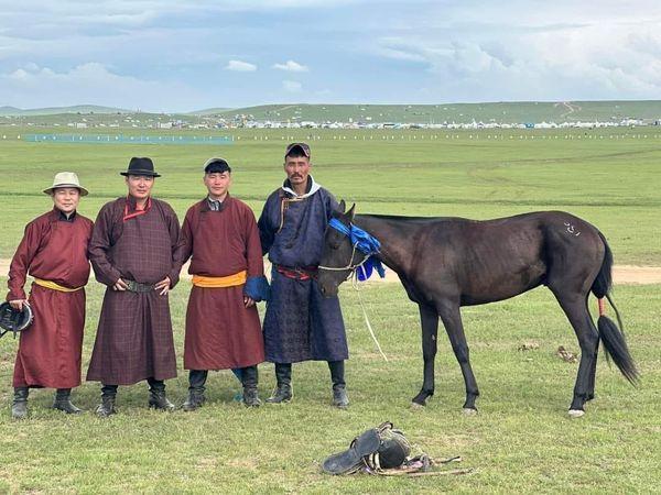 Э.Улаанхүү Дундговь аймгийн Эрдэнэдалай сумын 100 жилийн ойн баяр наадамд хоёр морь айрагдууллаа