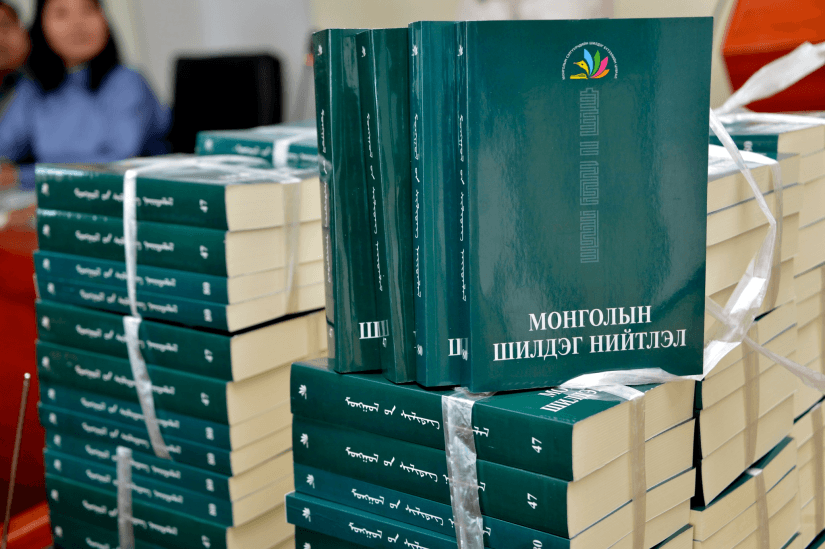 “Монголын шилдэг нийтлэл” цувралын 74 дүгээр боть сэтгүүлч Э.Хүрэлбаатарын бүтээлээр хэвлэгдлээ