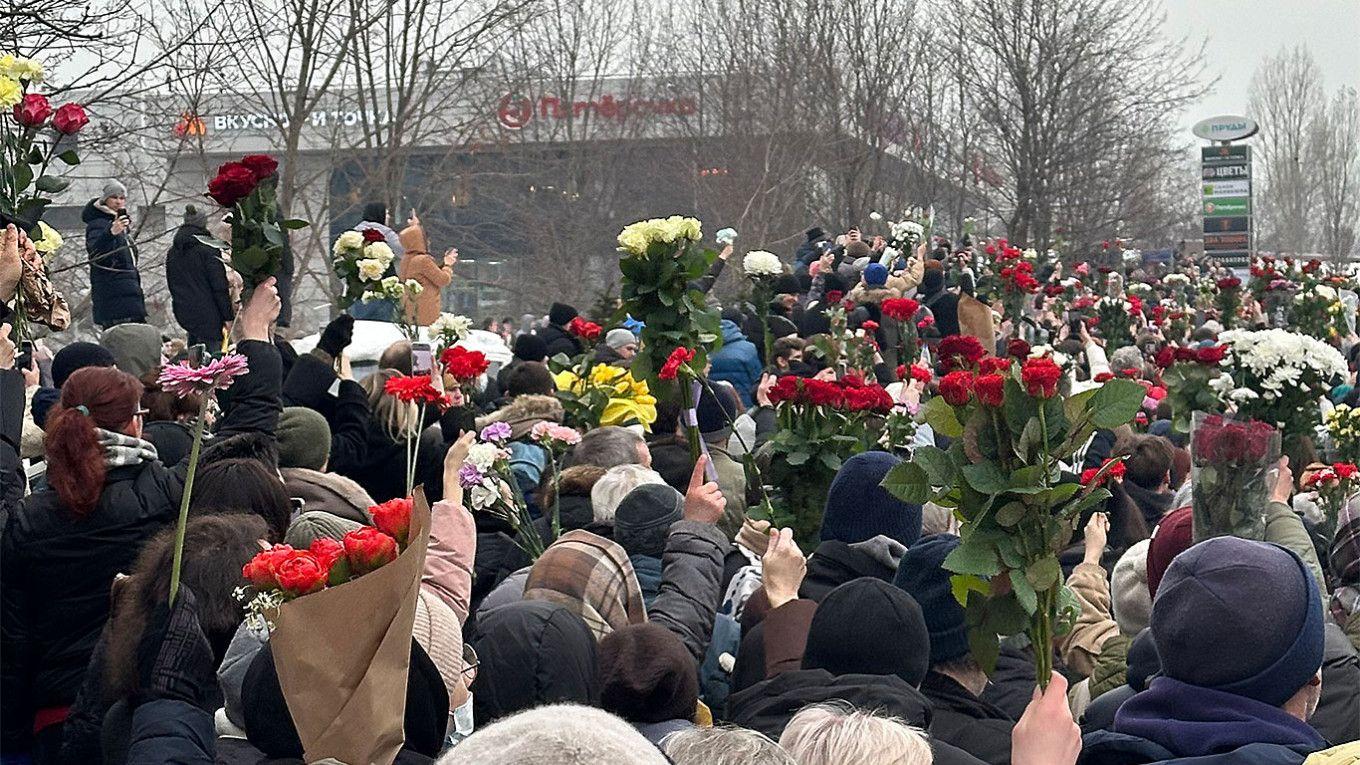 Навальныйн булшинд хүндэтгэл үзүүлж буй хүмүүсийн талаар Кремльд “хэлэх зүйл байхгүй” гэв