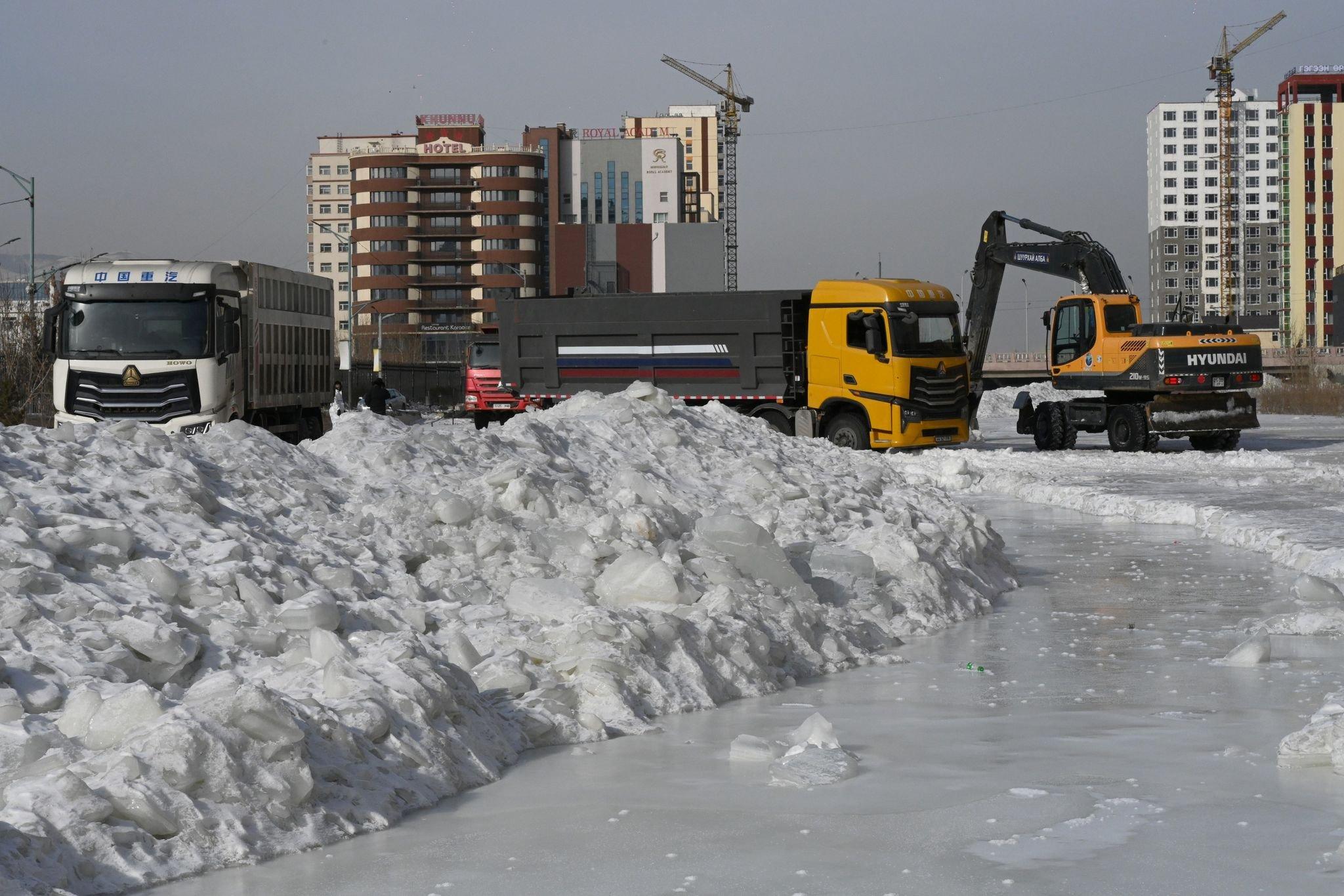 Шар усны үерээс сэргийлж, Сэлбэ голоос 214,740 тонн мөс зөөлөө