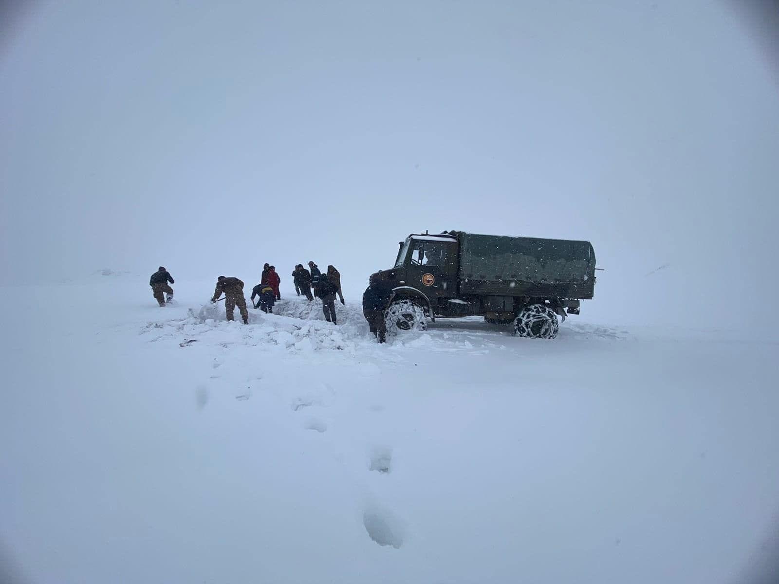 Ховд аймагт цасанд дарагдсан айл өрхийг нүүлгэх, малчдад өвс хүргэх ажилд цэргүүд тусалж байна