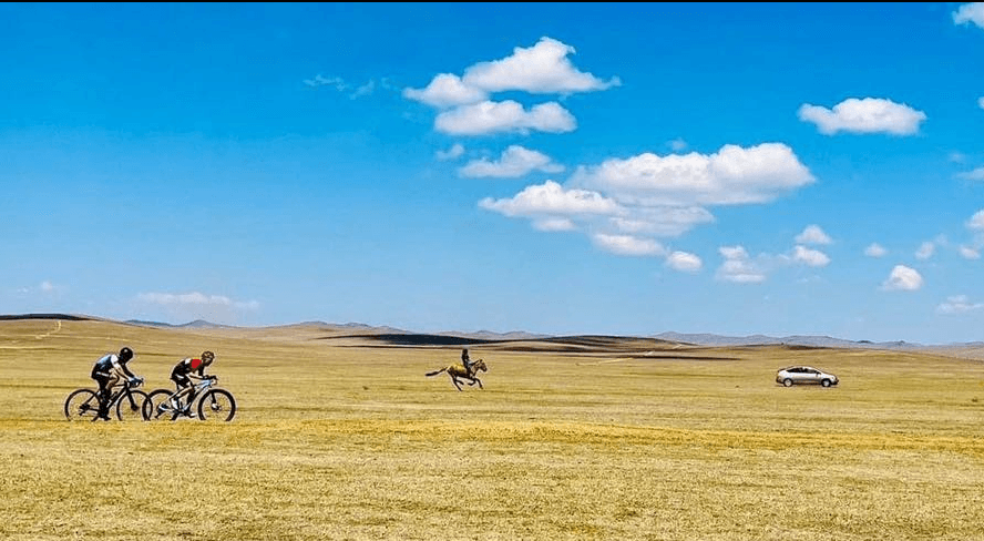 Хурдан морины уралдааны замаар дугуйчид хүч сорино