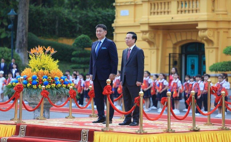 Ерөнхийлөгч У.Хүрэлсүх, гэргий Л.Болорцэцэг нарыг угтан авах ёслол болов